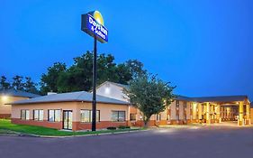 Days Inn & Suites By Wyndham Waterloo